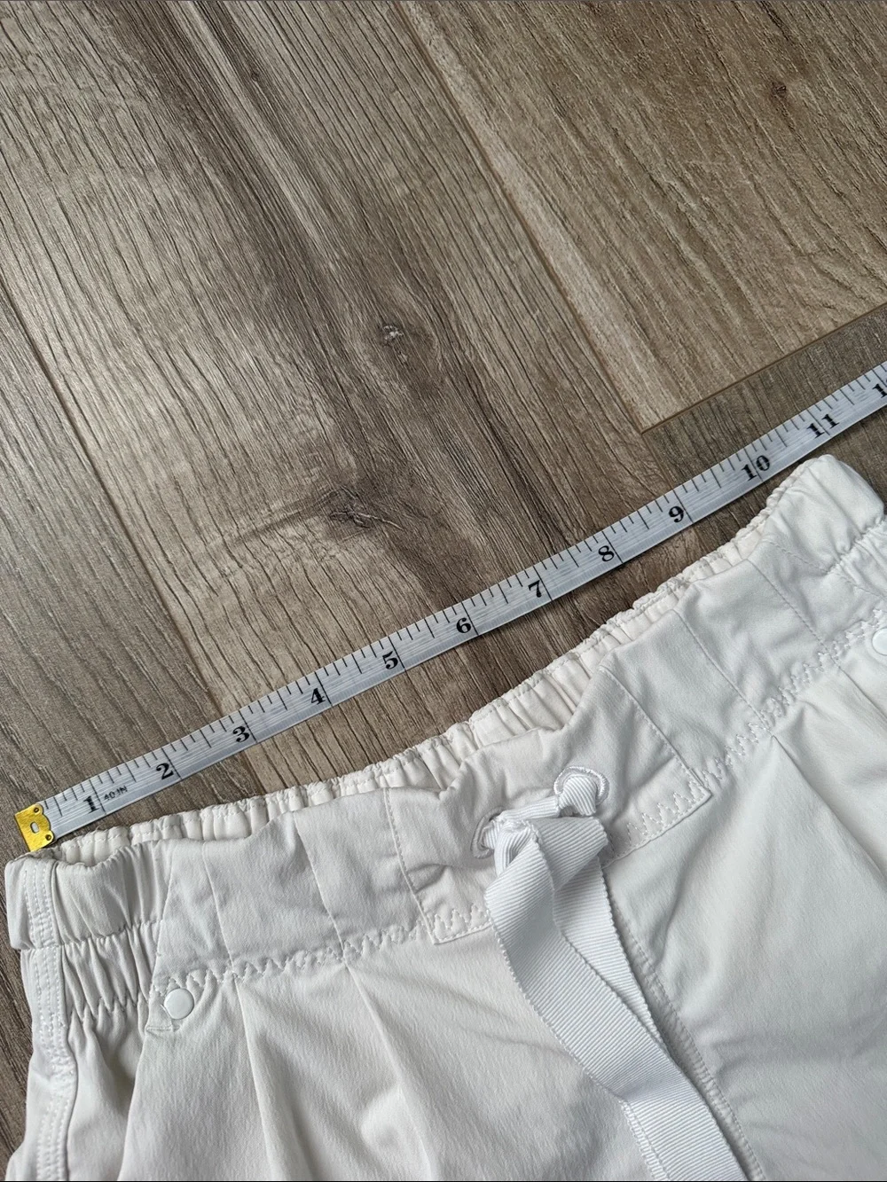 Lululemon White Women’s Athletic Shorts Size 2